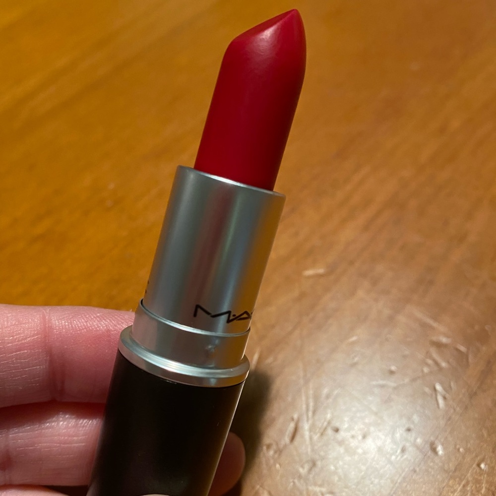 MAC Matte Lipstick Ruby Woo - Picture 5 of 16